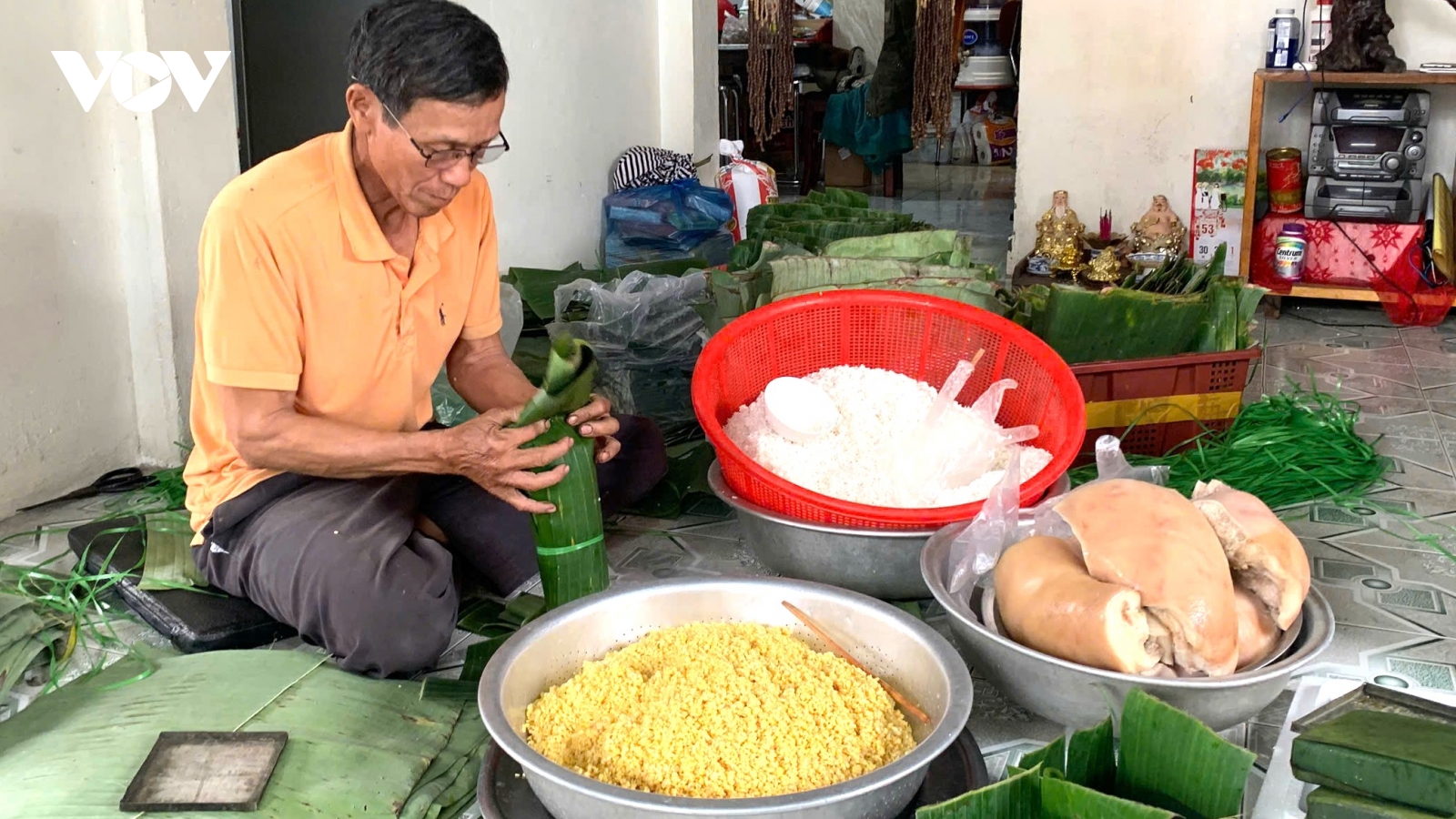 Làng Chuồn nhộn nhịp làm bánh tét ngày Tết